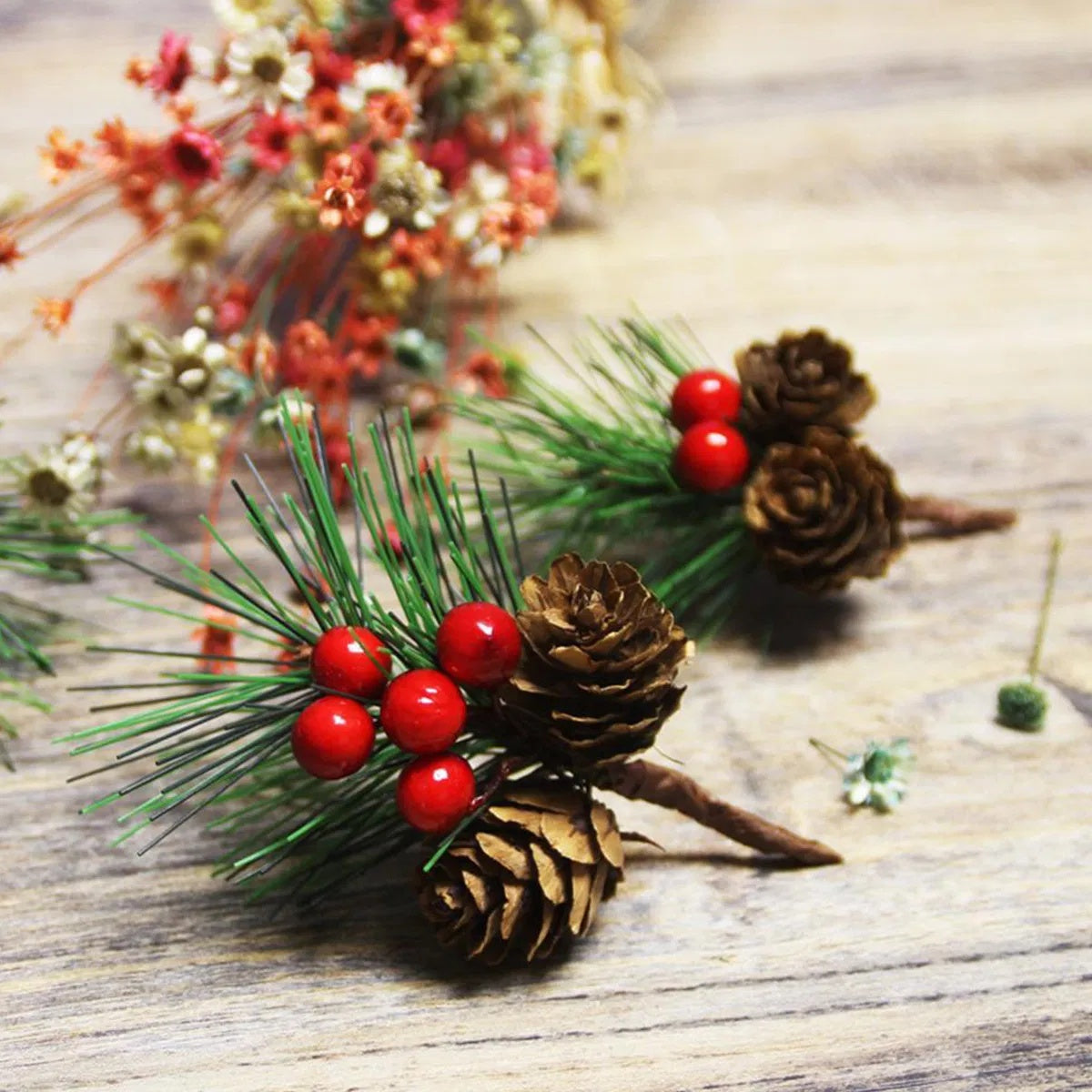 10PCS Artificial Pine Cones with Red Berries & Greenery Stems – Christmas Table, Wreath & DIY Holiday Decorations
