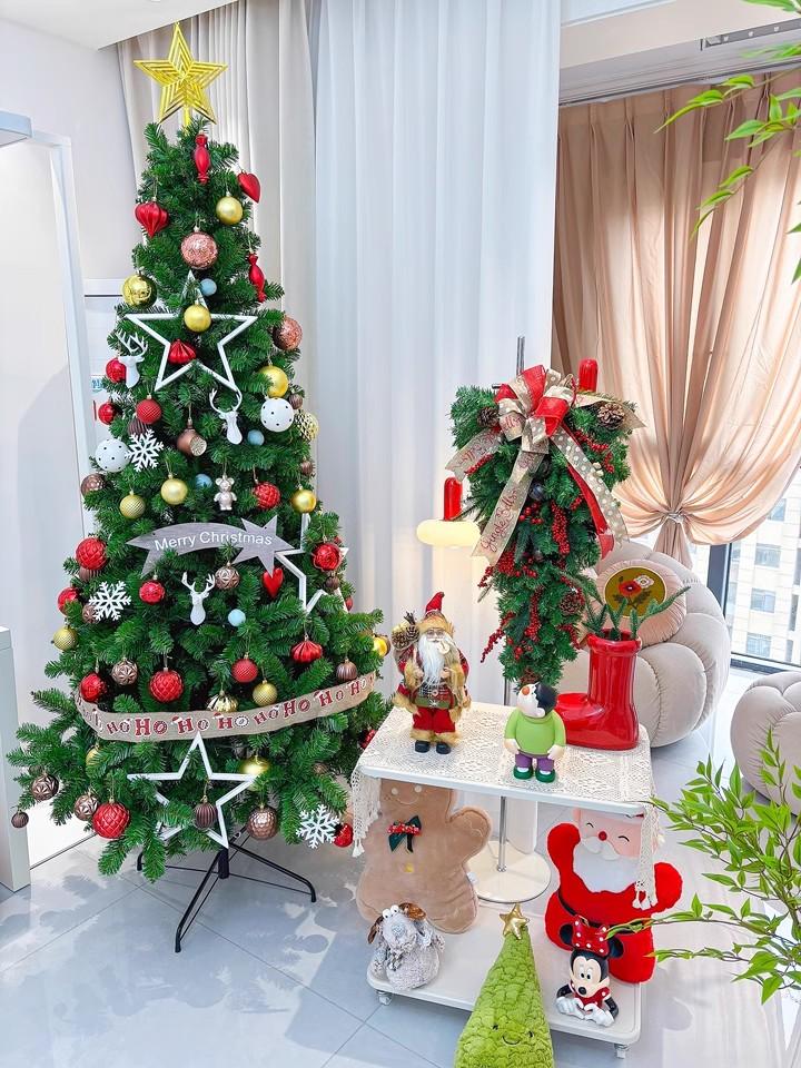 A Christmas Door Hanging Christmas Decorations Holiday Accessories Birthday Party Supplies Christmas Wall Swag with Bows, Bells & Red Berries