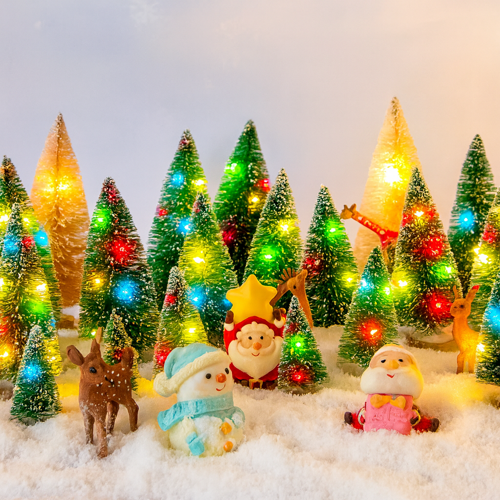 15/30 PCS Mini Christmas Trees – Snow Flocked Bottle Brush Trees with Wooden Base